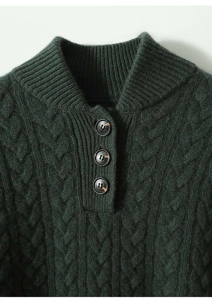 Kabelgebreide dames trui met knoopsluiting in donkergroen, detail knoopsluiting
