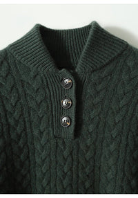 Kabelgebreide dames trui met knoopsluiting in donkergroen, detail knoopsluiting