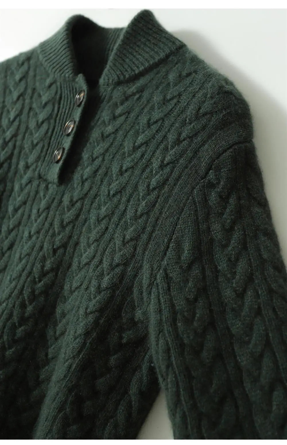 Kabelgebreide dames trui met knoopsluiting in donkergroen, detail kabelpatroon