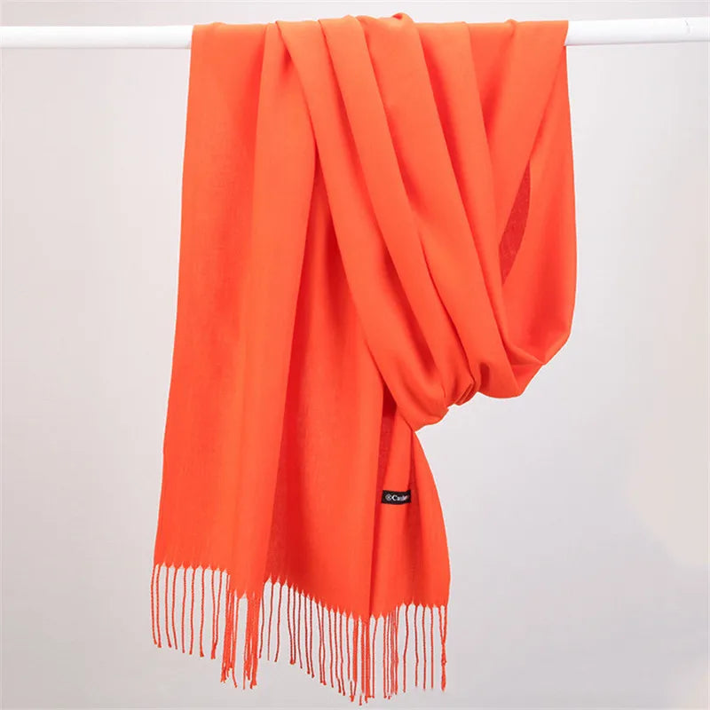 Klassieke effen dames sjaal met kasjmierlook en franjes in oranje