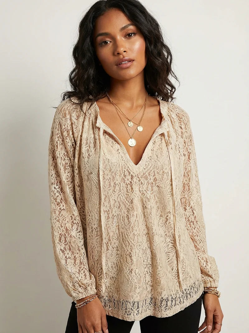 Luchtige Kanten Blouse met Bohemian Uitstraling en Strikhals – Tijdloos & Veelzijdig – Kléa