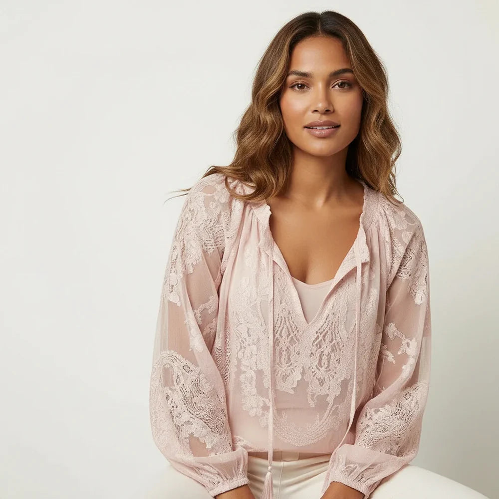 Luchtige Kanten Blouse met Bohemian Uitstraling en Strikhals – Tijdloos & Veelzijdig – Kléa