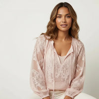 Luchtige Kanten Blouse met Bohemian Uitstraling en Strikhals – Tijdloos & Veelzijdig – Kléa