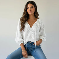 Luchtige Kanten Blouse met Bohemian Uitstraling en Strikhals – Tijdloos & Veelzijdig – Kléa