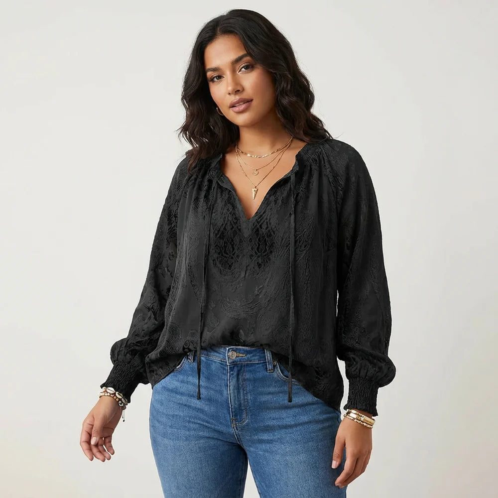 Luchtige Kanten Blouse met Bohemian Uitstraling en Strikhals – Tijdloos & Veelzijdig – Kléa