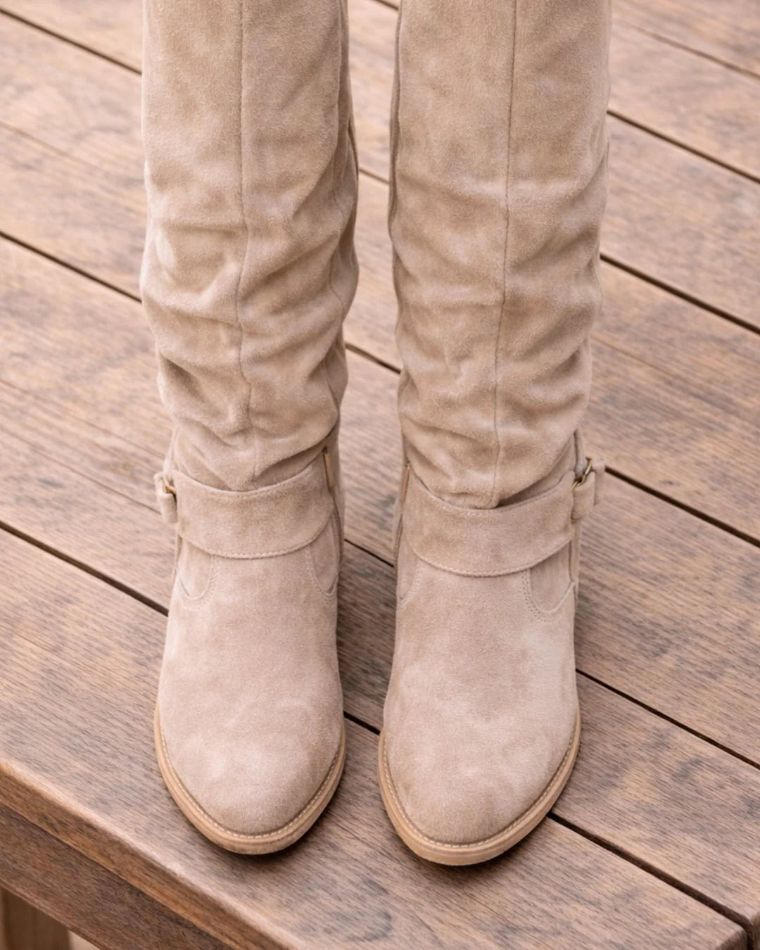 Detail van beige laarzen met suèdelook en ruime schacht