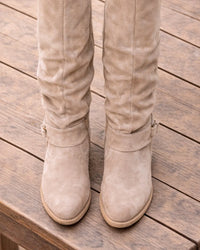 Detail van beige laarzen met suèdelook en ruime schacht