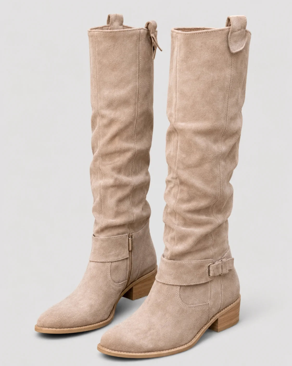 Beige laarzen dames met suèdelook op witte achtergrond, zijaanzicht