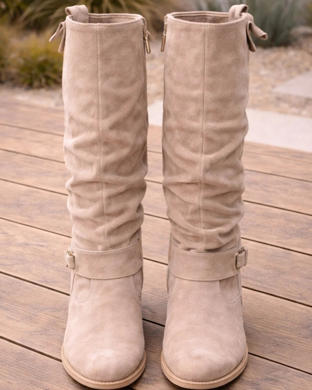 Beige kniehoge dames laarzen met plooien in de schacht