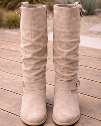Beige kniehoge dames laarzen met plooien in de schacht