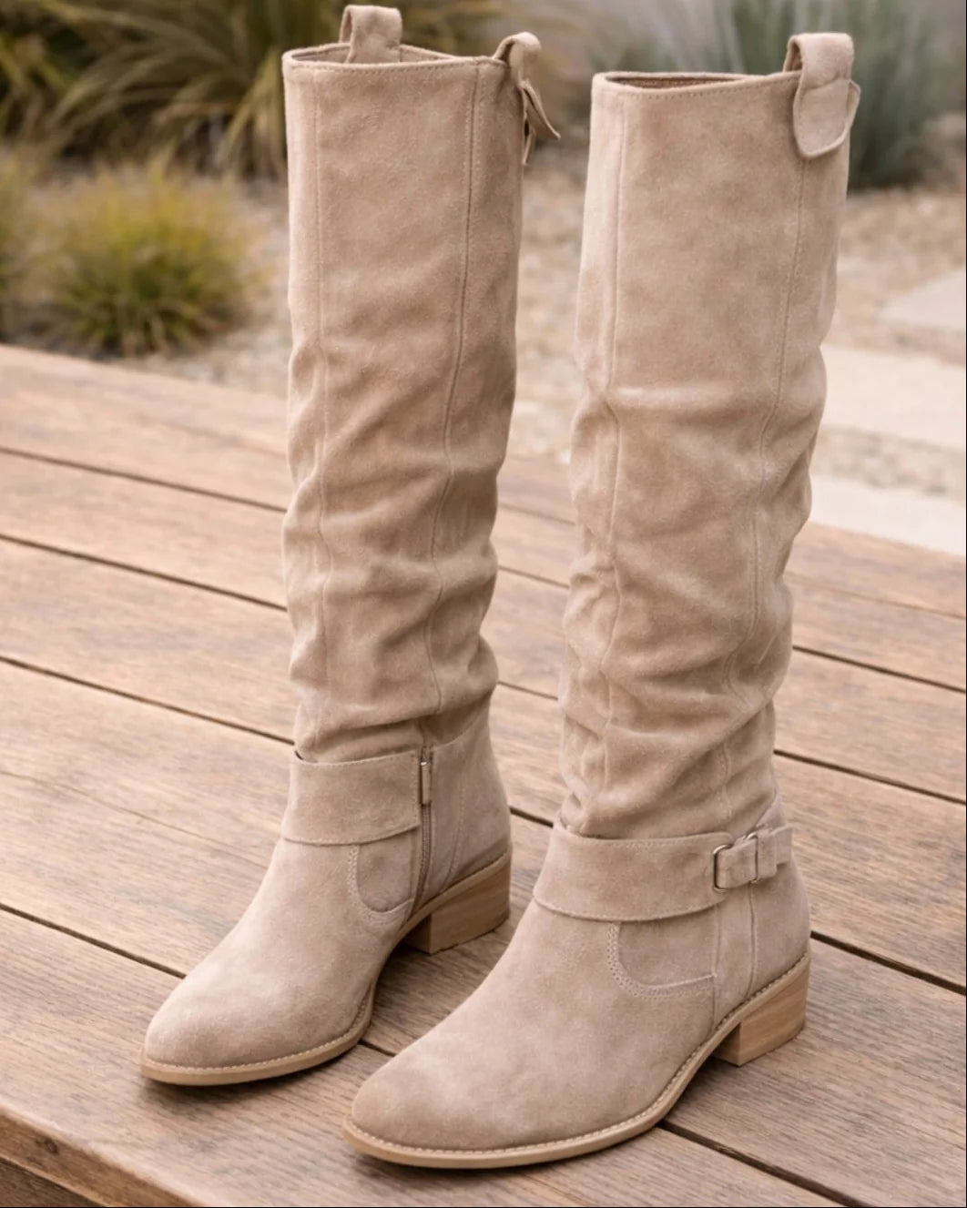 Beige kniehoge dames laarzen met suèdelook en gespdetail bij de enkel