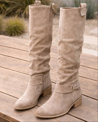 Beige kniehoge dames laarzen met suèdelook en gespdetail bij de enkel