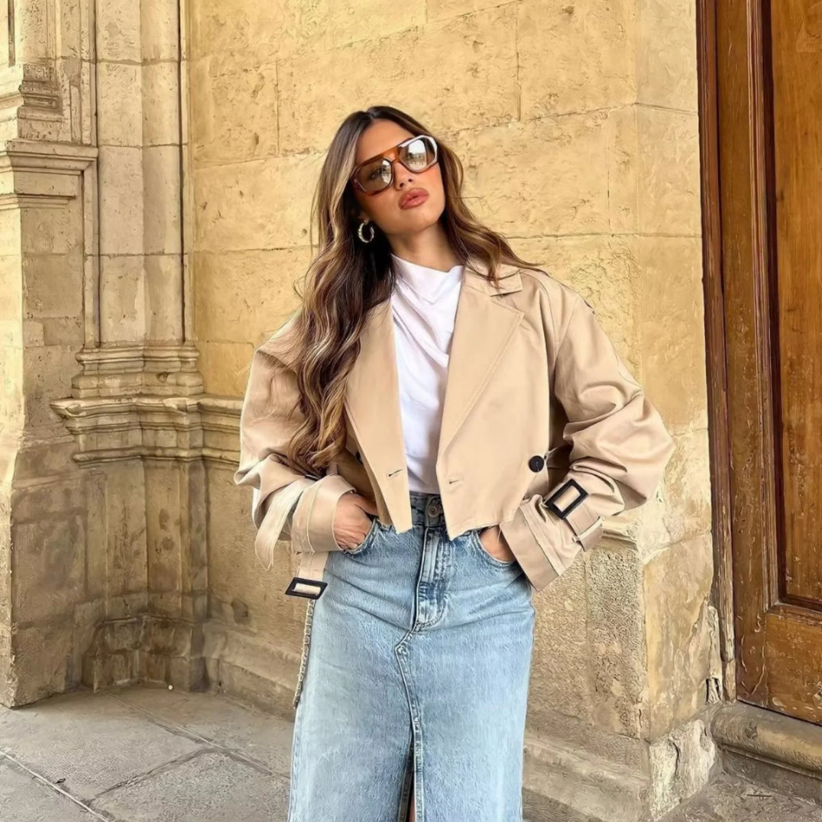 Korte dames trenchcoat in khaki met ceintuur, gedragen op jeans