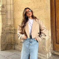 Korte dames trenchcoat in khaki met ceintuur, gedragen op jeans