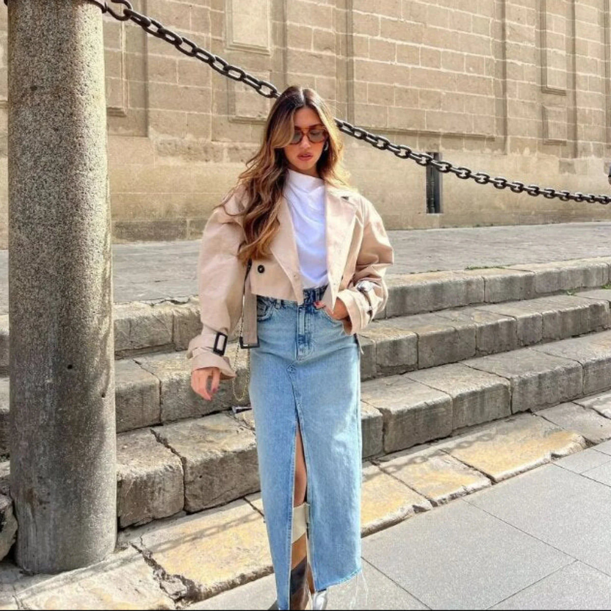 Cropped trenchcoat dames met dubbele knopenrij, gecombineerd met denim rok