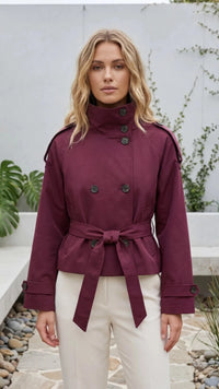 Wijnrode korte dames trenchcoat met staande kraag en knoopsluiting