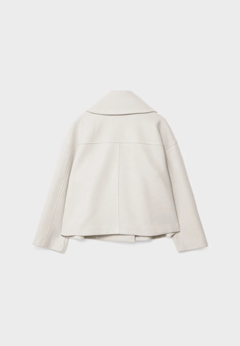 Achterkant van de beige korte jas met boxy pasvorm