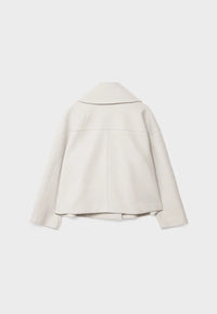 Achterkant van de beige korte jas met boxy pasvorm