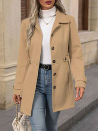 Zijaanzicht van beige trenchcoat met vast bandje in de taille