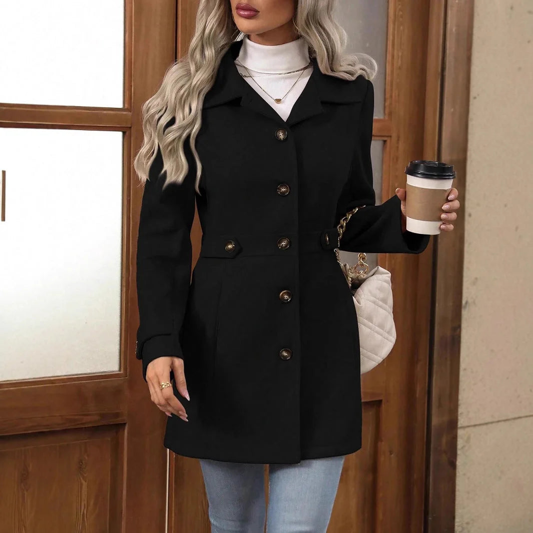 Zwarte korte trenchcoat dames met knopen en riempjes bij de manchet