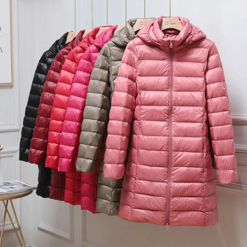 Alle zeven kleuren van de lange dames puffer jas naast elkaar