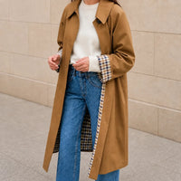 Bruine lange dames trenchcoat met knoopsluiting en geruite voering