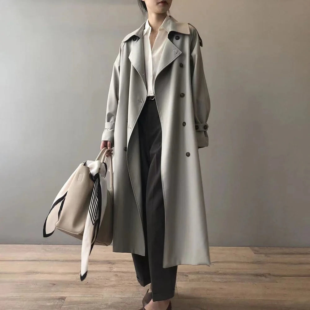 Grijze lange dames trenchcoat met dubbele knoopsluiting en reverskraag