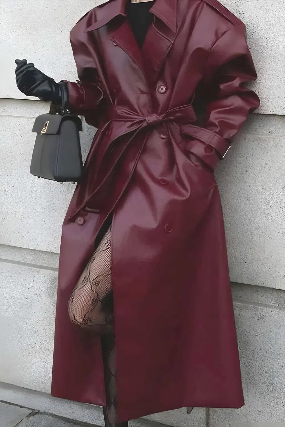 Burgundy imitatieleren trenchcoat dames, gedragen met tas