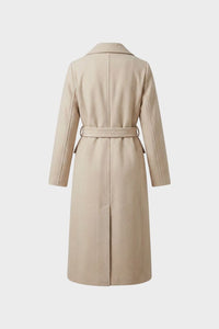 Lange getailleerde dames mantel in beige, achterkant met tailleriem