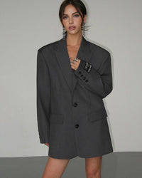 Grijze oversized blazer voor dames met knoopsluiting en klepzakken, vooraanzicht