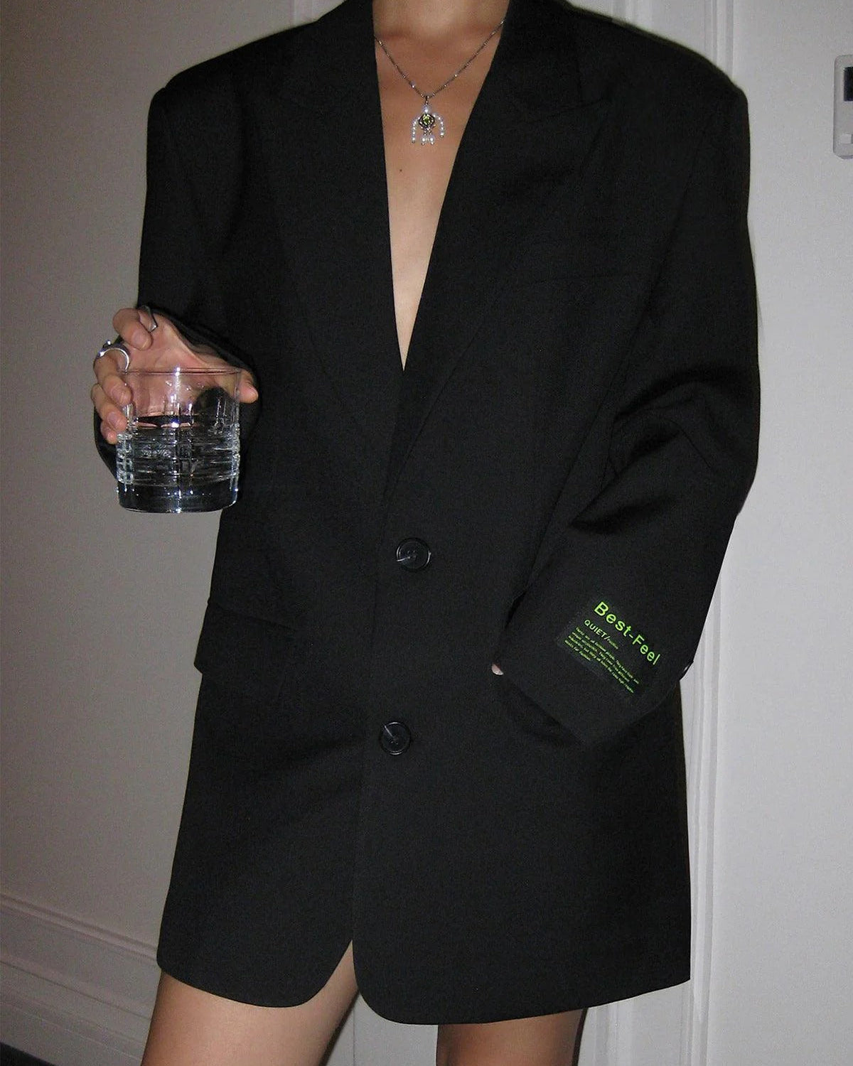 Zwarte lange oversized dames blazer met reverskraag en knoopsluiting, vooraanzicht