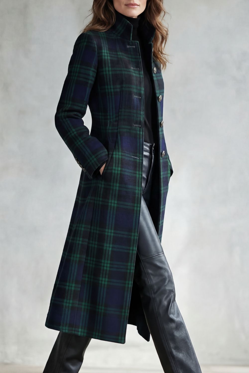 Lange tartan mantel dames blauwgroen, zijaanzicht in beweging met hand in de steekzak
