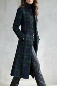 Lange tartan mantel dames blauwgroen, zijaanzicht in beweging met hand in de steekzak