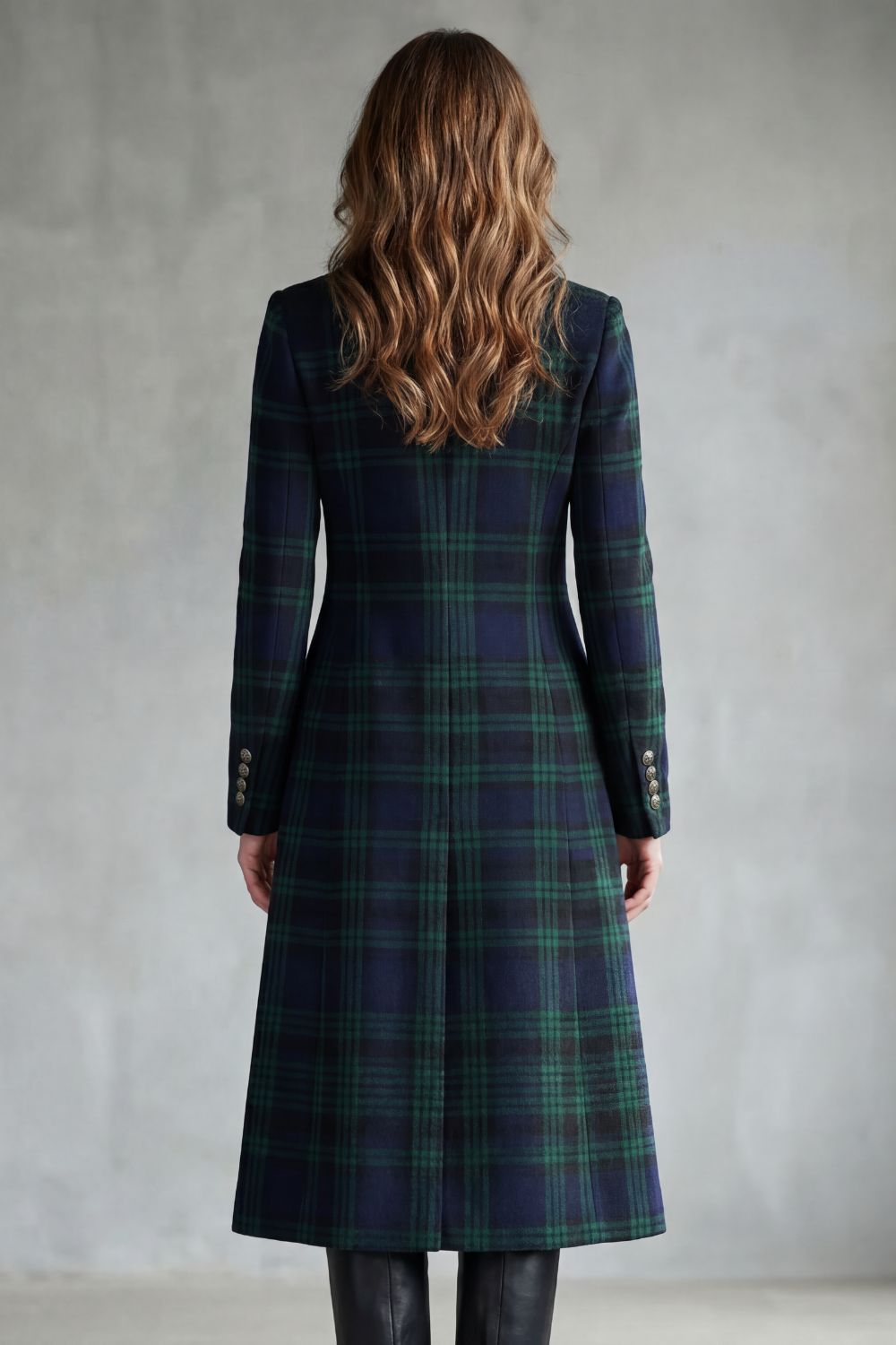 Lange tartan mantel dames blauwgroen, achteraanzicht met getailleerde naden