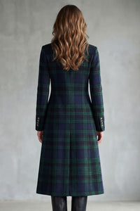 Lange tartan mantel dames blauwgroen, achteraanzicht met getailleerde naden