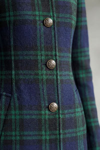 Detail tartan mantel blauwgroen: metalen knopen met reliëf en ruit van dichtbij
