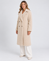 Lange beige teddy jas dames, schuin vooraanzicht