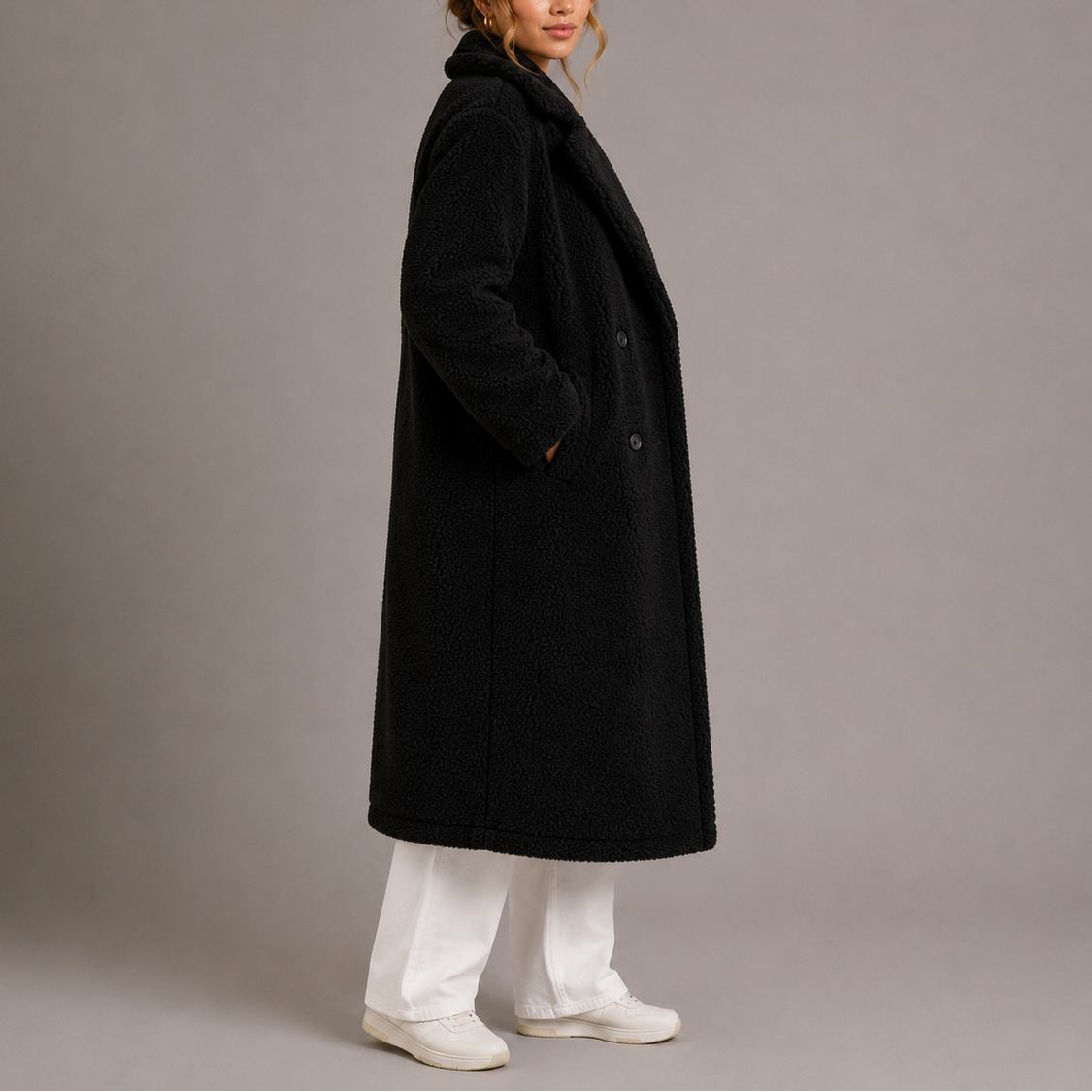 Lange zwarte teddy jas dames, zijaanzicht