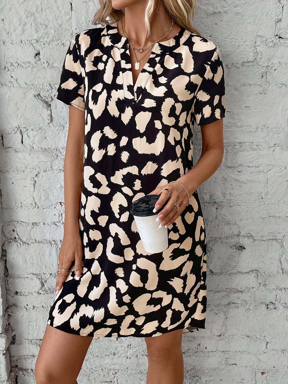 Minimalistische Jurk met Effen Design en Comfortabele Pasvorm – Clean & Veelzijdig – Léontine