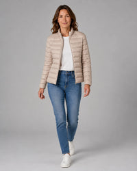 Beige lichte gewatteerde jas dames op een jeans, volledige look
