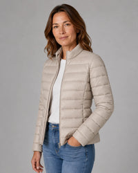 Zijaanzicht van beige puffer jas dames met horizontale stiksels