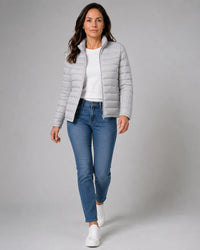 Grijze lichte gewatteerde dames jas op een jeans, volledige look