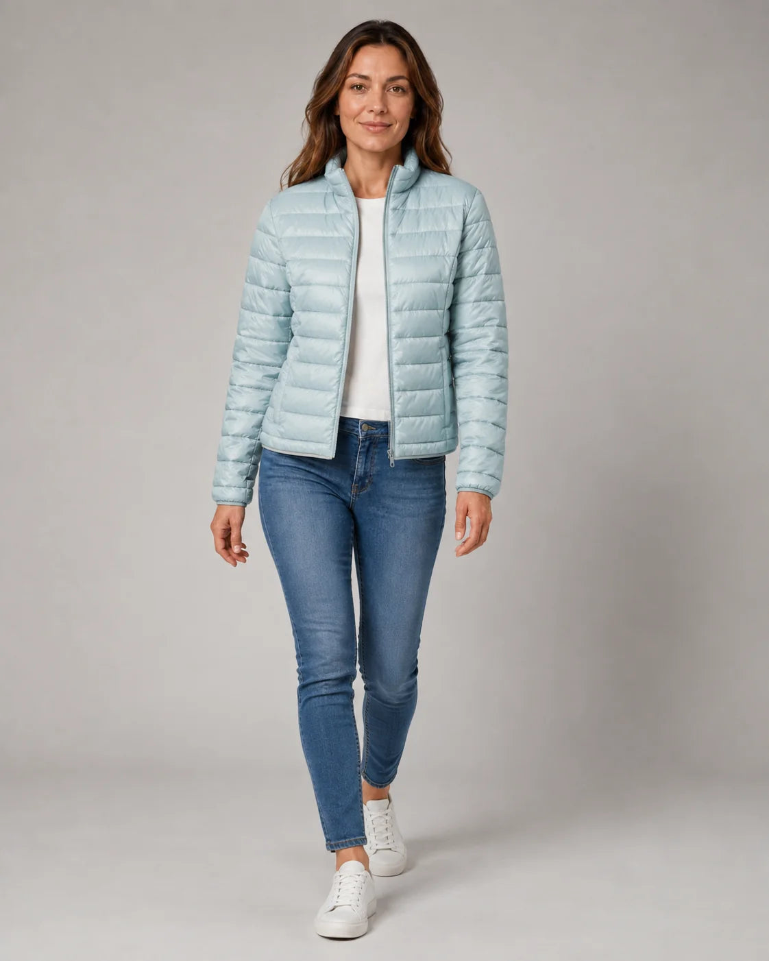 Lichtblauwe lichte puffer jas dames op een jeans, volledige look