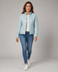Lichtblauwe lichte puffer jas dames op een jeans, volledige look