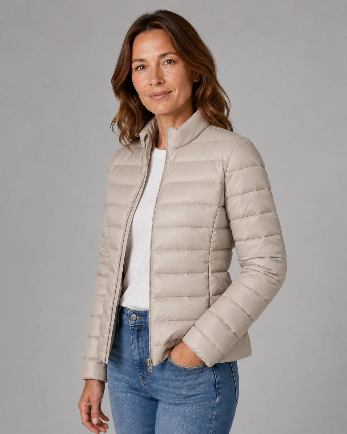 Zijaanzicht van roze puffer jas dames met steekzakken