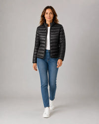 Zwarte lichte puffer jas dames tot op de heup, volledige look