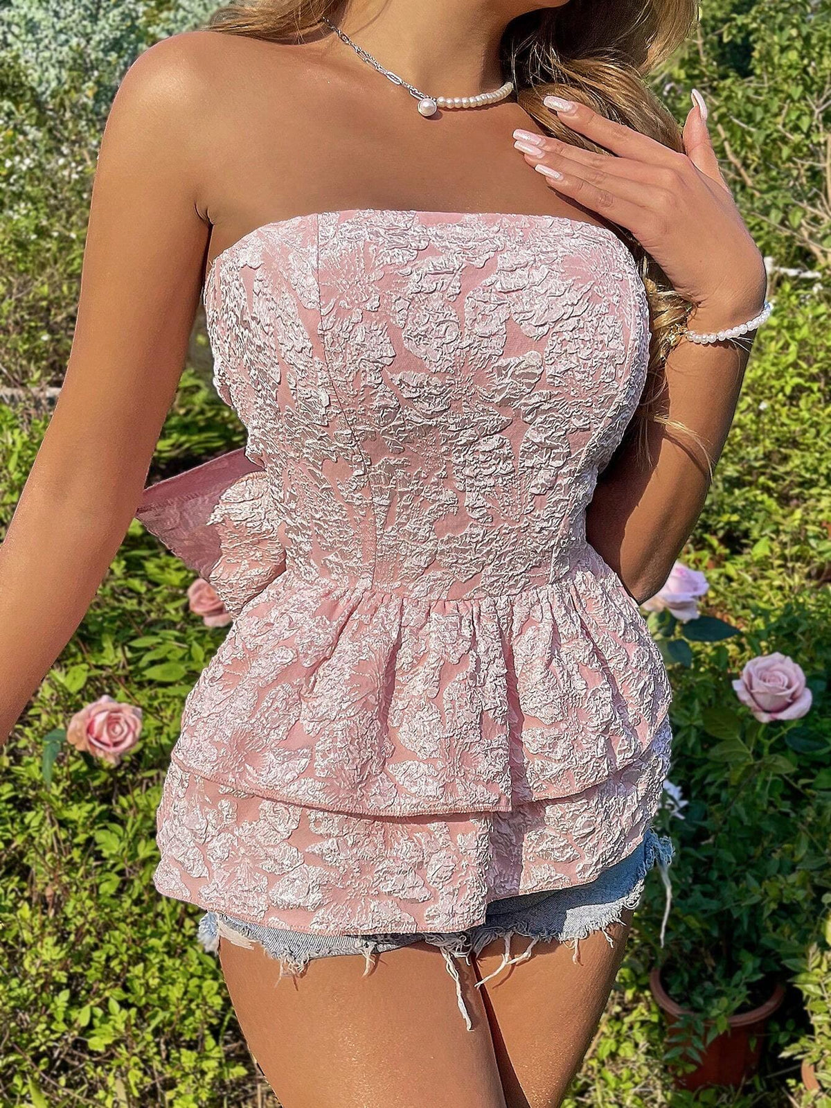 Strapless Top met Bloemenreliëf en Striksluiting – Luchtig & Vrouwelijk – Lieke