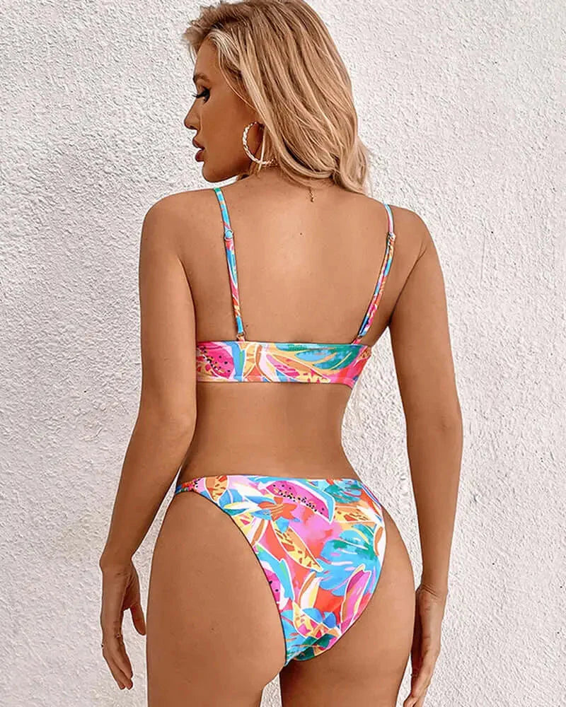 Tweedelige Bikini met Tropische Print en Hoge Beenuitsnede – Zomers & Speels – Lilou