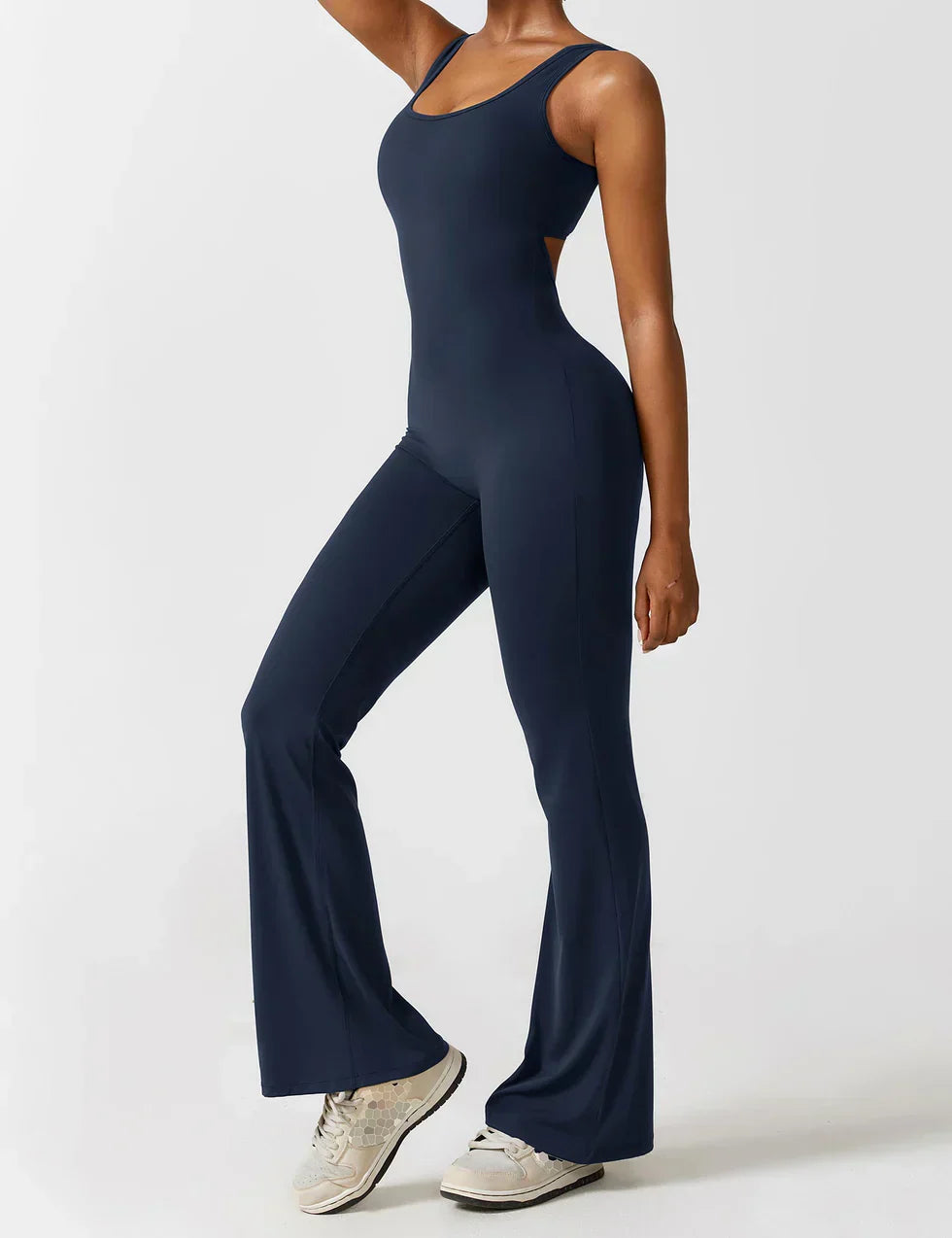 Flared Jumpsuit met V-Rug en Scrunch-Detail – Sportief & Flatterend – Loane
