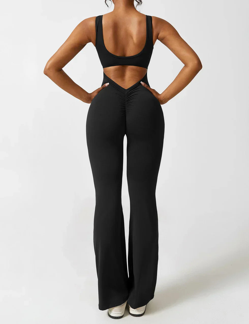 Flared Jumpsuit met V-Rug en Scrunch-Detail – Sportief & Flatterend – Loane